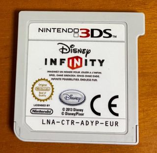 Disney Infinity 3DS con 4 Amiibos en su caja