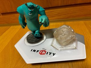 Disney Infinity 3DS con 4 Amiibos en su caja