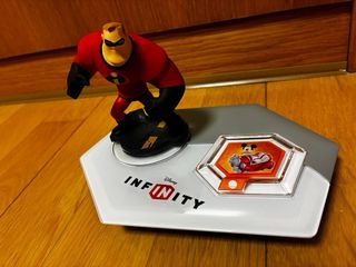 Disney Infinity 3DS con 4 Amiibos en su caja