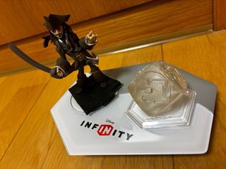 Disney Infinity 3DS con 4 Amiibos en su caja