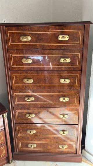 Cajonera antigua de madera con detalles dorados