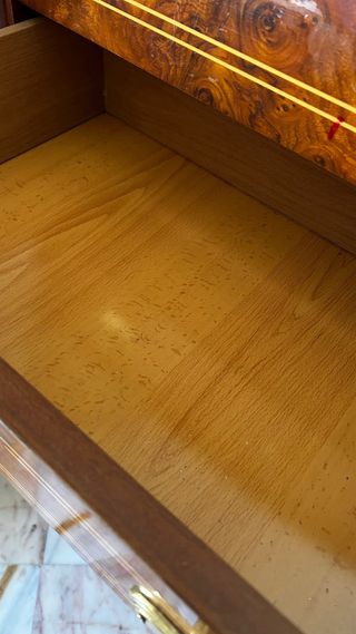 Cajonera antigua de madera con detalles dorados