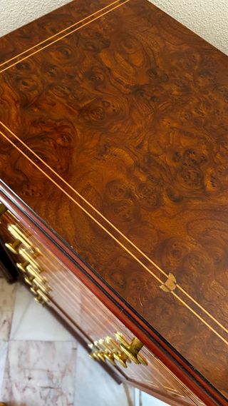 Cajonera antigua de madera con detalles dorados