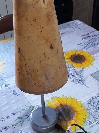 Lampada da tavolo beige e grigia