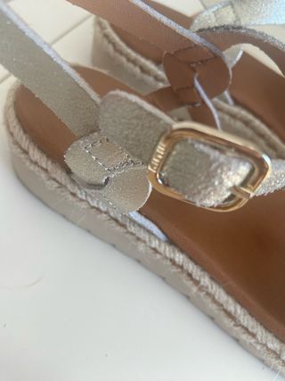 Sandalias Mustang Talla 38 Doradas/Plateadas