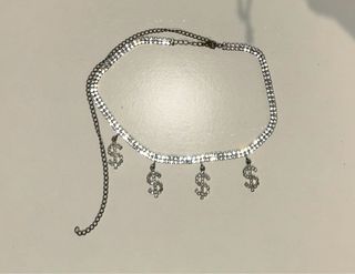 Collar plateado con dijes de signo de dólar