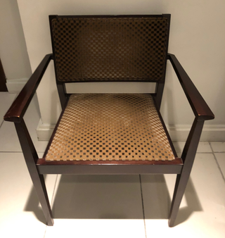 Sillas de madera y ratán