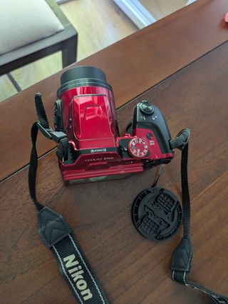 Cámara Digital Nikon CoolPix B500 Roja + Estuche