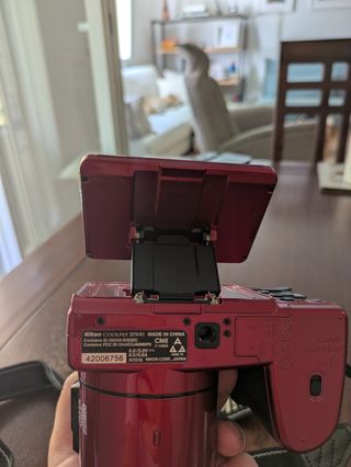 Cámara Digital Nikon CoolPix B500 Roja + Estuche