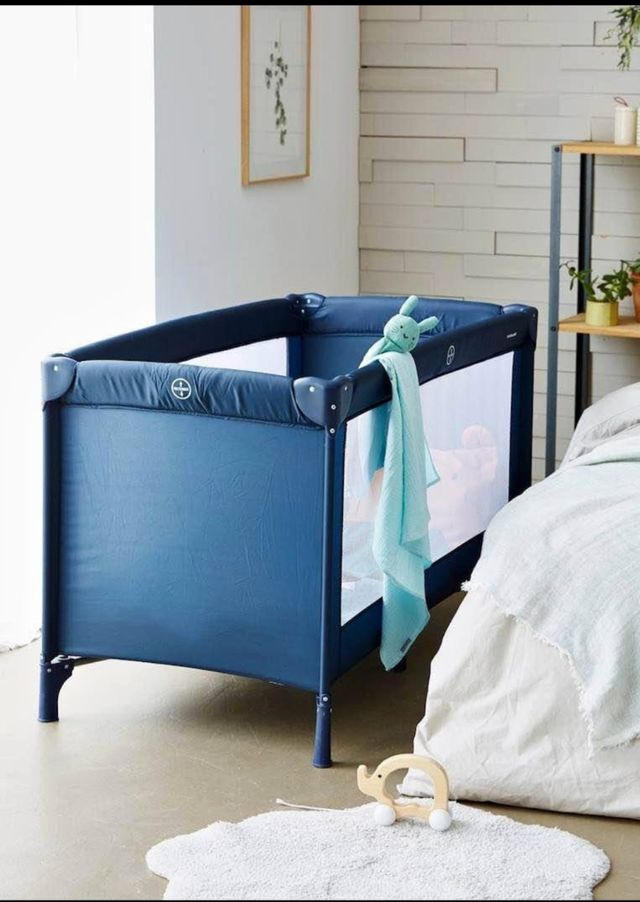 Cama de viagem azul para criança