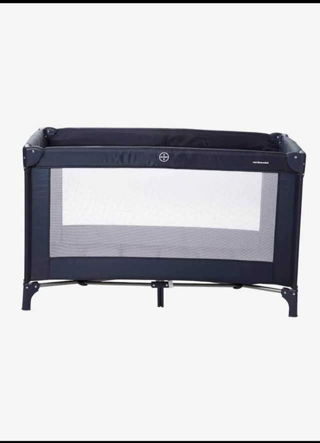 Cama de viagem azul para criança