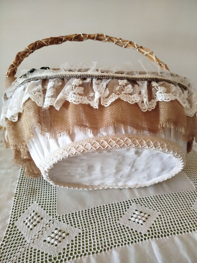 Cesta artesanal de yute y encaje