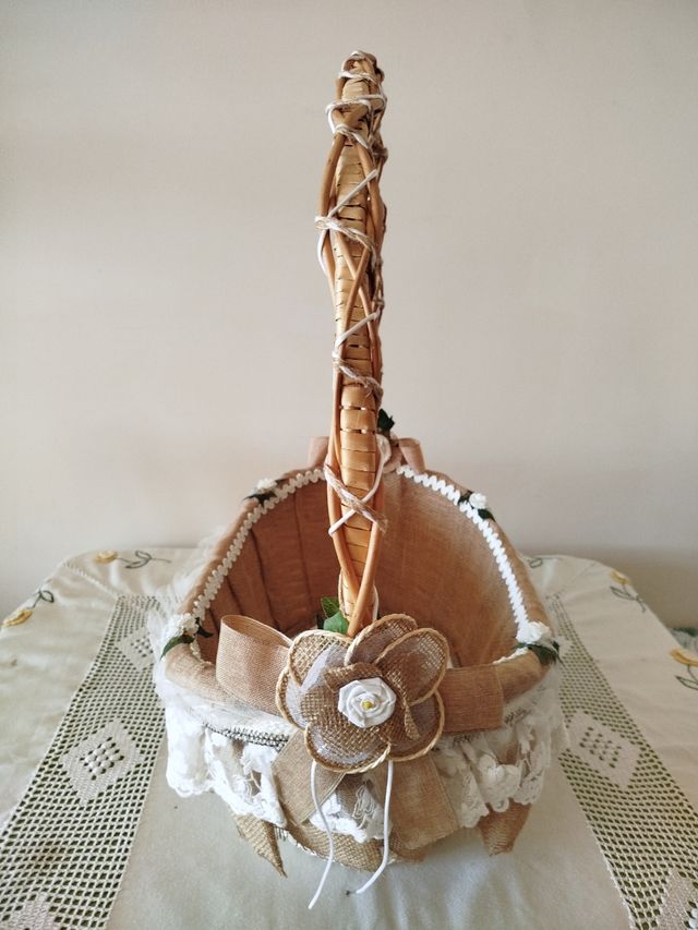 Cesta artesanal de yute y encaje