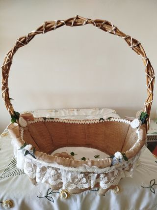 Cesta artesanal de yute y encaje