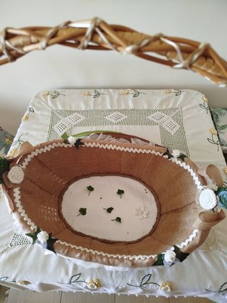 Cesta artesanal de yute y encaje