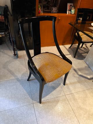 Seis sillas de comedor de madera.