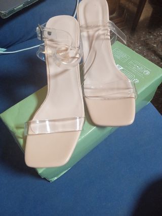 Zapatos de tacón beige sin estrenar