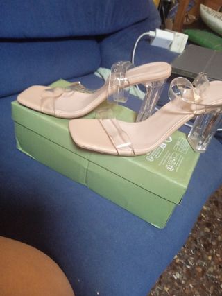 Zapatos de tacón beige sin estrenar