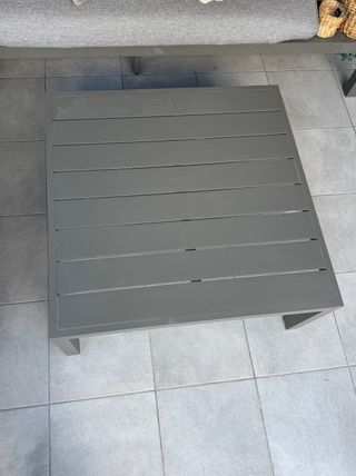 Mesa auxiliar exterior Kave Home gris