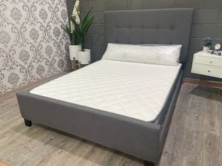 Cama tapizada gris con colchón135x190
