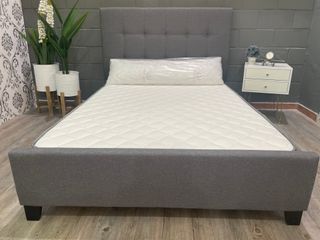 Cama tapizada gris con colchón135x190