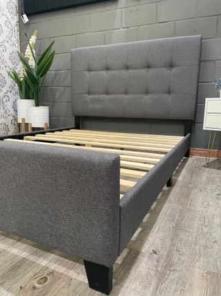 Cama tapizada gris con colchón135x190