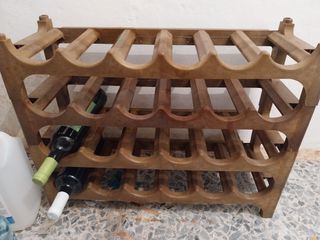 Botellero de plástico.