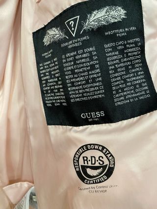 Cazadora Guess rosa con capucha