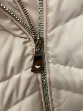 Cazadora Guess rosa con capucha