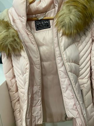 Cazadora Guess rosa con capucha
