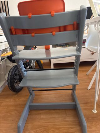 Trona Stokke bebé naranja y gris