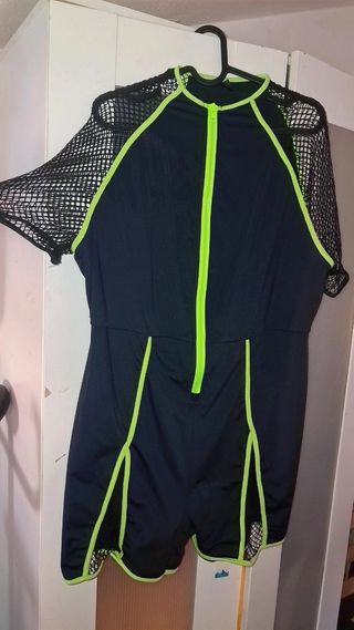 Tuta intera nera con dettagli fluo