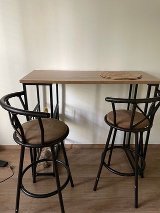 Barra alta con 2 banquetas 