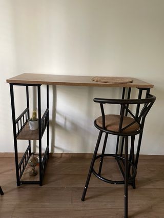 Barra alta con 2 banquetas 