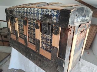 Baúl antiguo con diseño geométrico