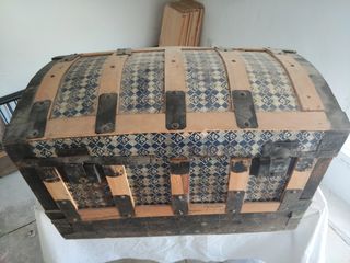 Baúl antiguo con diseño geométrico