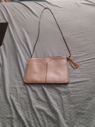 Bolso dorado con cadena fina