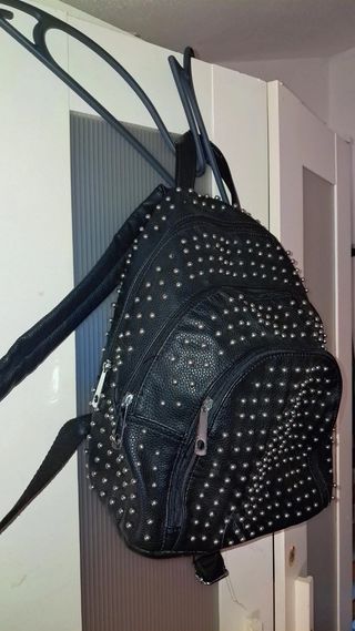 Zaino nero con borchie