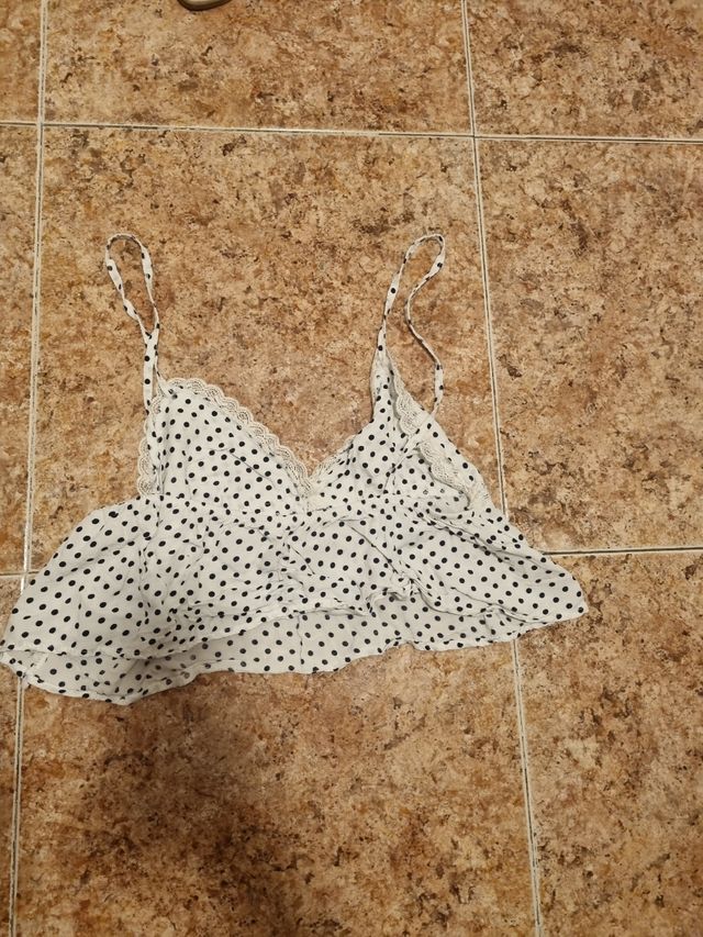 Top de lunares con encaje