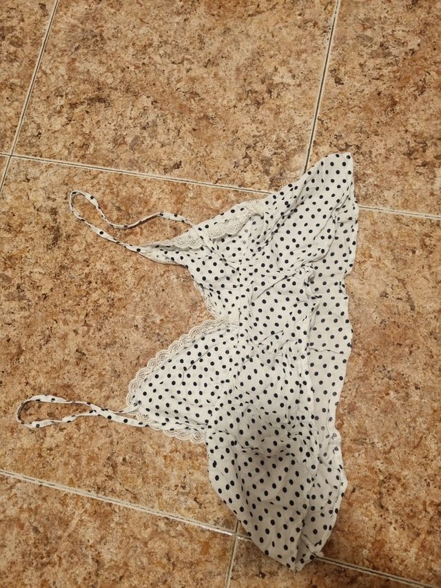 Top de lunares con encaje