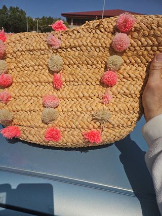 Bolso de paja artesanal con pompones
