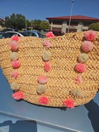 Bolso de paja artesanal con pompones