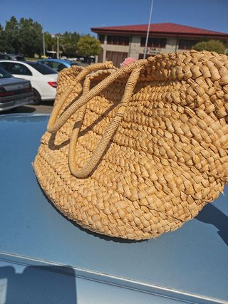 Bolso de paja artesanal con pompones
