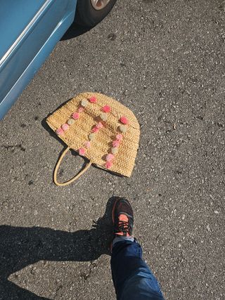 Bolso de paja artesanal con pompones