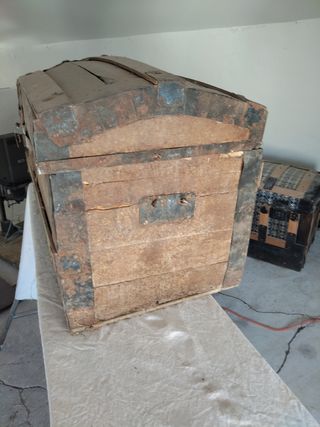 Baúl antiguo de madera