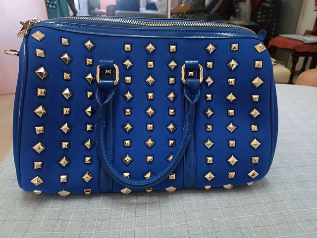 Borsa bauletto blu con borchie dorate