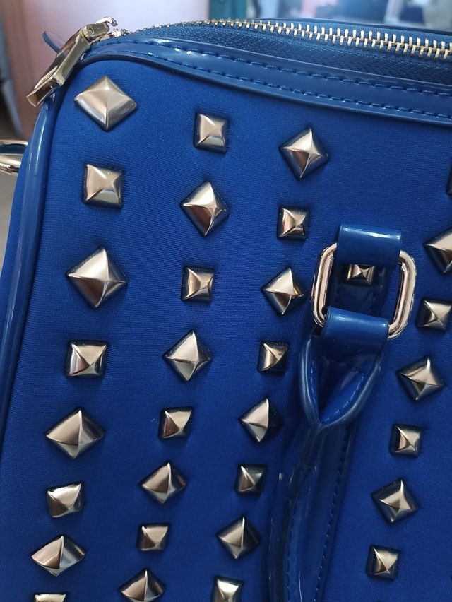 Borsa bauletto blu con borchie dorate