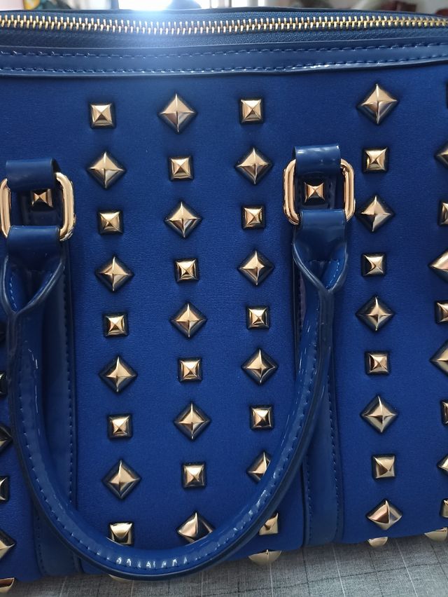 Borsa bauletto blu con borchie dorate