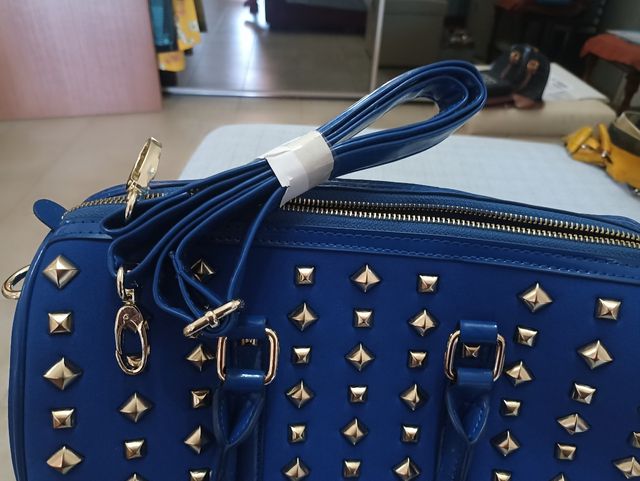 Borsa bauletto blu con borchie dorate