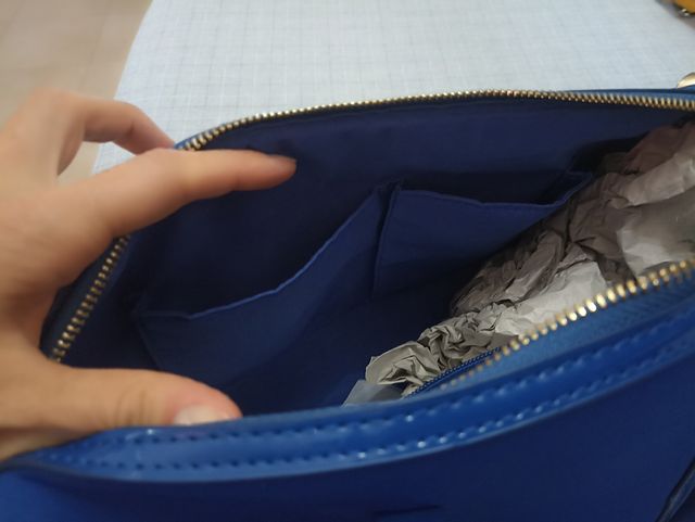 Borsa bauletto blu con borchie dorate